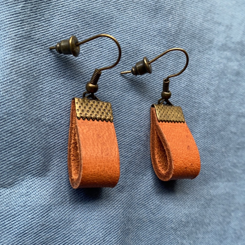 Leather dangle earrings - Picture 2 of 3